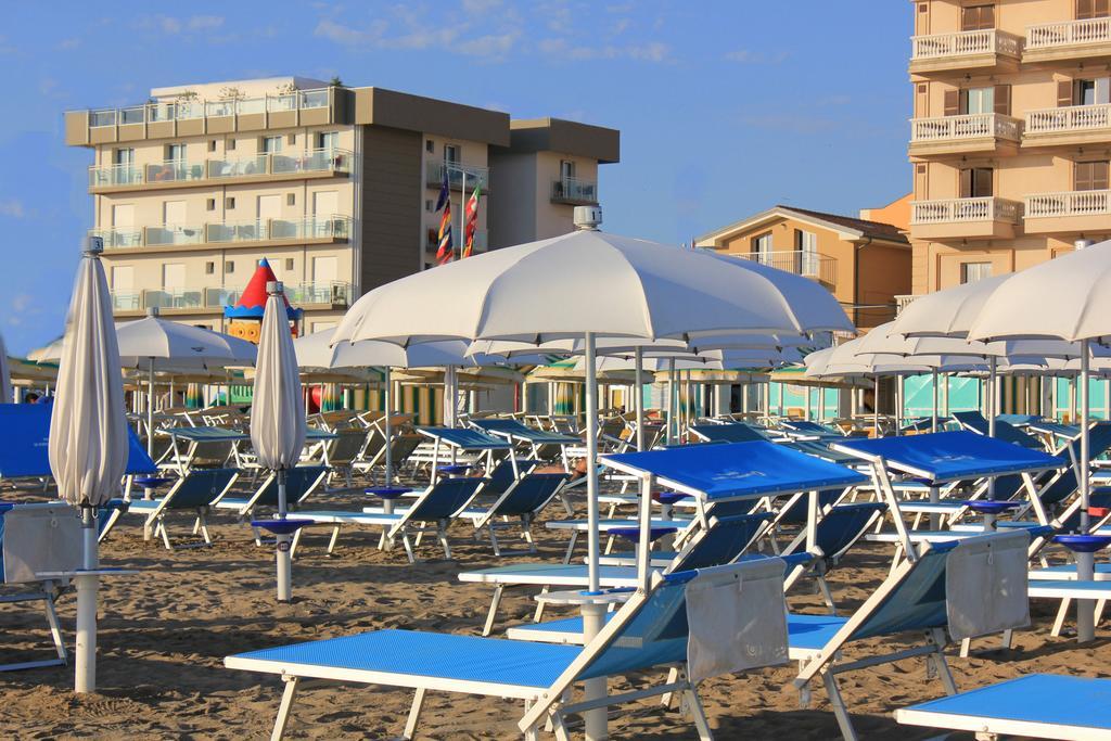 Hotel Augustus- Davanti A Noi C'E Solo Il Mare Misano Adriatico Exterior foto