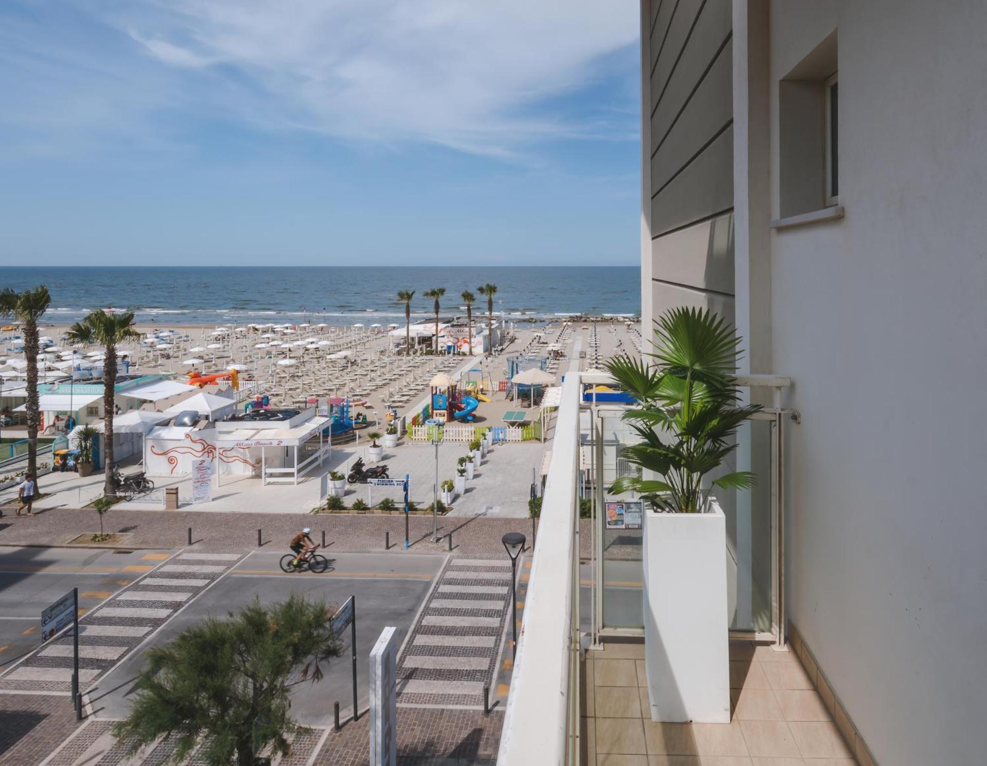 Hotel Augustus- Davanti A Noi C'E Solo Il Mare Misano Adriatico Exterior foto