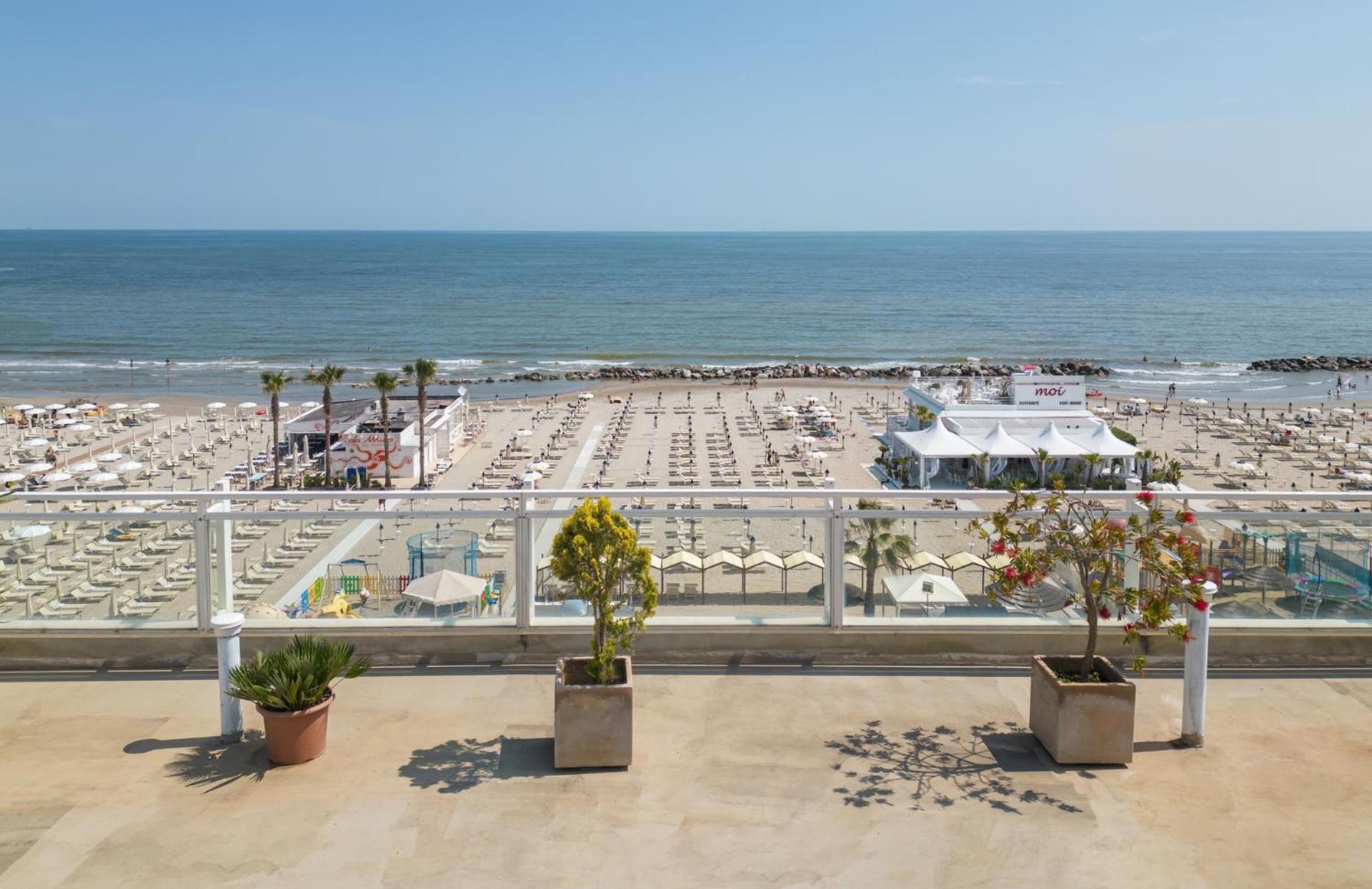 Hotel Augustus- Davanti A Noi C'E Solo Il Mare Misano Adriatico Exterior foto