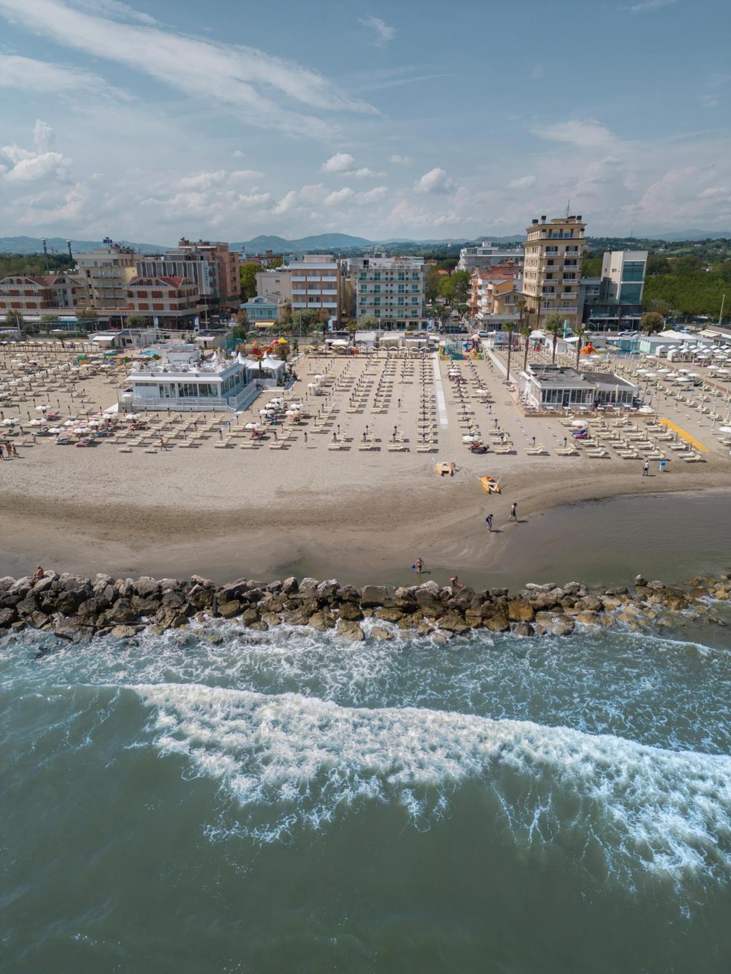 Hotel Augustus- Davanti A Noi C'E Solo Il Mare Misano Adriatico Exterior foto