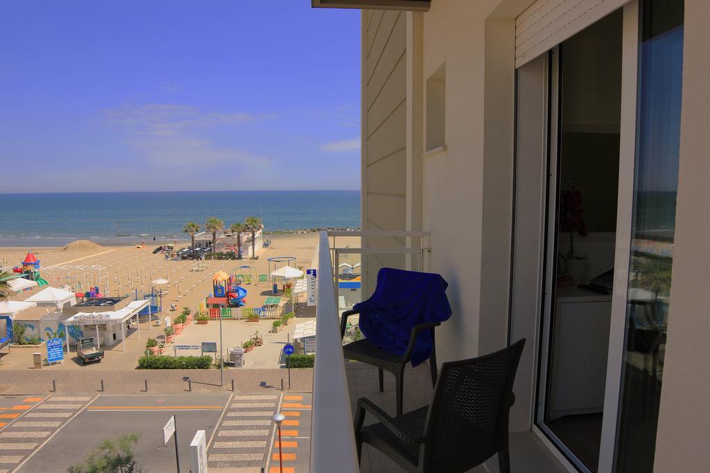 Hotel Augustus- Davanti A Noi C'E Solo Il Mare Misano Adriatico Exterior foto